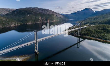 Luftaufnahme der Brücke Rombaksbrua über Straumen Bucht von Ofotfjord. Autos auf der Brücke und die Berge im Hintergrund. Narvik, Norwegen Stockfoto