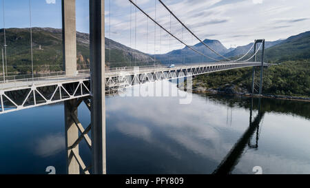 Luftaufnahme der Brücke Rombaksbrua über Straumen Bucht von Ofotfjord. Autos auf der Brücke und die Berge im Hintergrund. Narvik, Norwegen Stockfoto