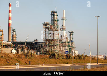 Teil einer großen Ölraffinerie und Kraftwerk im Bau Stockfoto