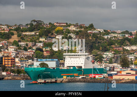 Burnie, Tasmanien, Australien - 15. Dezember 2009: Der Hafen mit der Fähre ab dem blauen Meer gesehen. Lange defensive Sea Wall uip vorne. Stadt gebaut Stockfoto