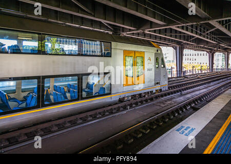 Zug am Circular Quay angekommen erhöhten Bahnhof in Sydny, NSW, Australien am 29. September 2013 getroffen Stockfoto