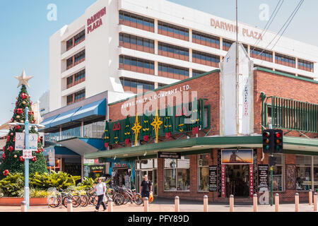 Darwin, Nordinsel Territory, Australien - Dezember 1, 2009: Main Street Shopping Street in der Innenstadt und zeigt Weihnachtsschmuck mit Geschäften, Hotels, pe Stockfoto