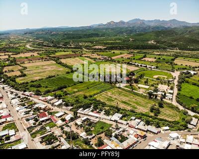 Moctezuma, Sonora Mexico. Sierra Madre Occidental. (Foto: LuisGutierrez/NortePhoto.com)... Tiro de Alto del Scape ángulo de la Ciudad Contra el cielo. Stadtbild. Hohe Aufnahme von Stadtbild gegen Sky Stockfoto