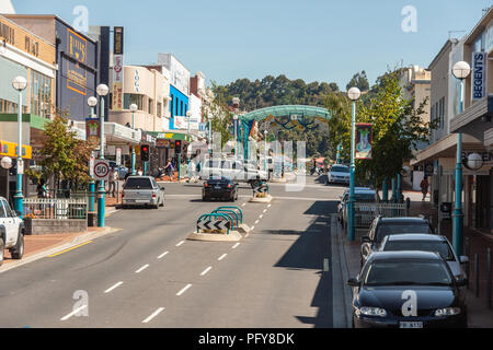 Burnie, Tasmanien, Australien - 15. Dezember 2009: Main Street Shopping Street Downtown zeigt, Autos, Menschen, Unternehmen, Straße Licht und mehr unter Stockfoto