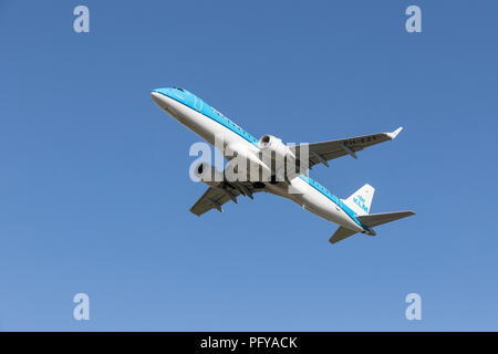 Airborne KLM Embraer twin engined Airliner, PH-EZT Stockfoto