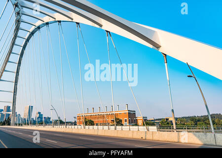 Neue Walterdale Brücke, Hängebrücke über North Saskatchewan River, Edmonton, Alberta, Kanada Stockfoto