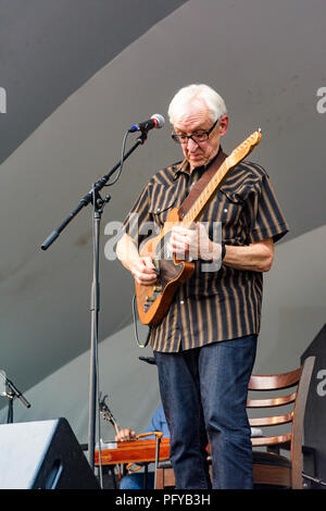Gitarrist Bill Kirchen führt in Edmonton Folk Music Festival, Edmonton, Alberta, Kanada. Stockfoto