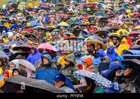 Masse trotzt Regen und Kälte in Edmonton Folk Music Festival, Edmonton, Alberta, Kanada. Stockfoto