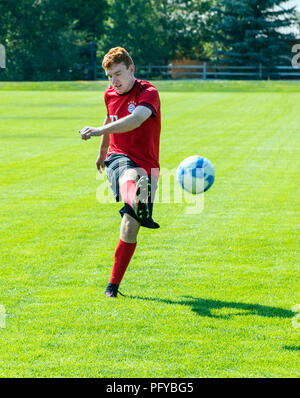 Teenager treten Fußball; Spielen; Ben Oswald Park; Salida, Colorado, USA Stockfoto