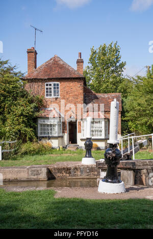 Lock Keepers Cottage am Hatton Schlösser auf dem Grand Union Canal in der Nähe von Warwick, Warwickshire, England, Großbritannien Stockfoto