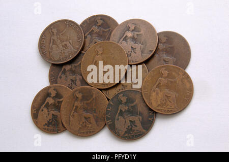 Stapel der alten Britischen halfpenny Münzen Stockfoto