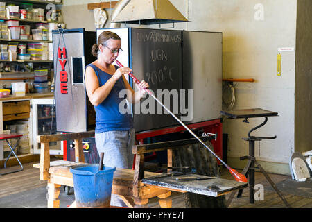 Eine Frau aus Glas auf einem Workshop in Fjaderholmarna, Stockholmer Schären, Schweden blasen Stockfoto