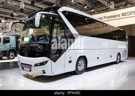 HANNOVER, Deutschland - 21.September 2016: NEOPLAN Tourliner coach Bus präsentiert auf der Internationalen Automobil-Ausstellung IAA für Nutzfahrzeuge. Stockfoto