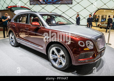 Genf, Schweiz - 6. MÄRZ 2018: Bentley Bentayga hybrid Luxus-SUV Auto auf dem 88. Internationalen Automobilsalon in Genf präsentiert. Stockfoto