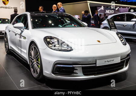 Genf, Schweiz - 6. MÄRZ 2018: Porsche Panamera Turbo S E-Hybrid Sport Auto auf dem 88. Internationalen Automobilsalon in Genf präsentiert. Stockfoto