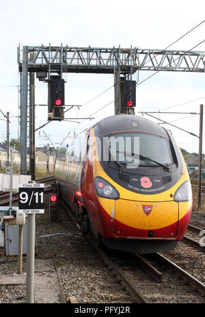 Jungfrau Westküste livrierten Pendolino Elektrischer Triebzug Zug Lancaster Bahnhof mit Personenverkehr auf der West Coast Main Line Stockfoto