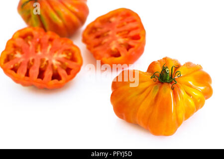 Reife Tomate auf einem weißen Hintergrund. Stockfoto