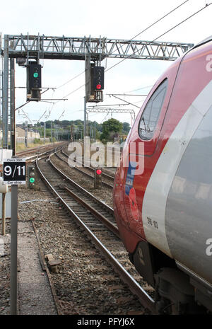 Jungfrau Westküste livrierten Pendolino Elektrischer Triebzug Zug Lancaster Bahnhof mit Personenverkehr auf der West Coast Main Line Stockfoto