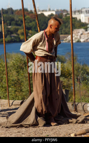 Kazak heben den Mantel auf der Insel Khortytsya. Saporischschja, Ukraine Stockfoto