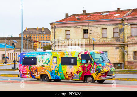 PUNTA ARENA, CHILE - Januar 4, 2018: Ein Auto mit hellen Graphit auf einer Straße der Stadt gemalt. Kopieren Sie Platz für Text Stockfoto