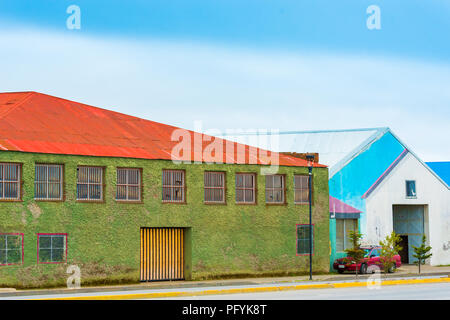 PUNTA ARENA, CHILE - Januar 4, 2018: Blick auf die hellen Gebäude an der Straße der Stadt. Kopieren Sie Platz für Text Stockfoto