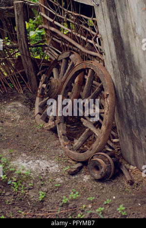 Alte Rad stand in der Nähe der Scheune. Ukrainische Provinz. Stockfoto