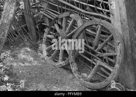 Alte Rad stand in der Nähe der Scheune. Ukrainische Provinz. Stockfoto