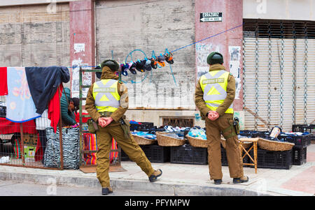 PUNTA ARENA, CHILE - Januar 4, 2018: Chilenische Polizisten auf einer Straße der Stadt. Kopieren Sie Platz für Text Stockfoto