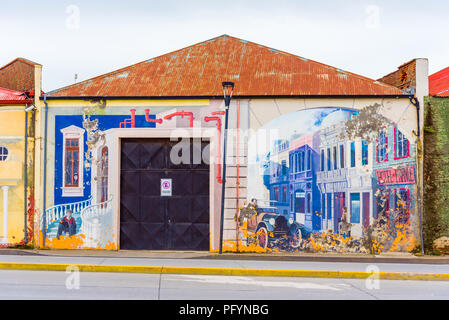 PUNTA ARENA, CHILE - Januar 4, 2018: Graffiti an der Fassade eines Gebäudes. Kopieren Sie Platz für Text Stockfoto