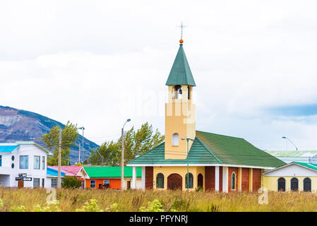 Blick auf die Kirche im Zentrum der Stadt, Puerto Natales, Chile. Kopieren Sie Platz für Text Stockfoto