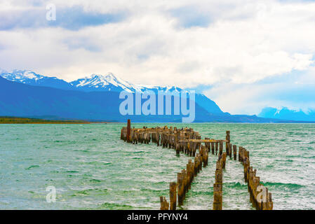 Holz- Säulen der alte Pier, Puerto Natales, Chile. Kopieren Sie Platz für Text Stockfoto