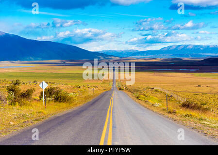 Die Autobahn kreuzt Patagonien und führt zu den Gipfeln der Berge, Chile. Kopieren Sie Platz für Text Stockfoto