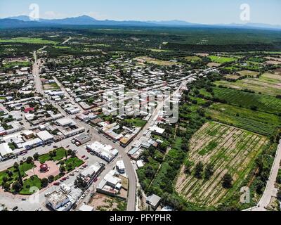 Moctezuma, Sonora Mexico. Sierra Madre Occidental. (Foto: LuisGutierrez/NortePhoto.com)... Tiro de Alto del Scape ángulo de la Ciudad Contra el cielo. Stadtbild. Hohe Aufnahme von Stadtbild gegen Sky Stockfoto