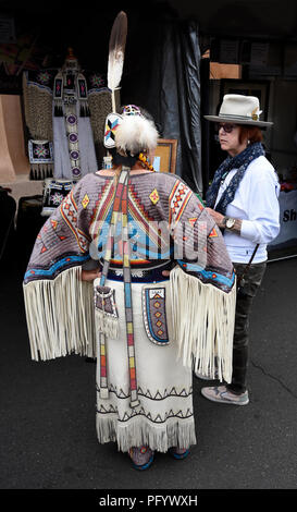 Native American (Standing Rock Lakota) Raupe und Quillwork artist Beverly Bär König Moran am Santa Fe indischen Markt. Stockfoto