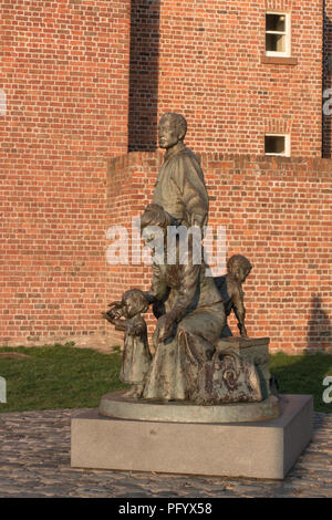 Die AUSWANDERER" Statue. ALBERT DOCK. LIVERPOOL. Großbritannien Stockfoto
