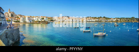 Panoramablick von Cadaques Stadt an der Mittelmeerküste, Costa Brava, Katalonien, Spanien Stockfoto