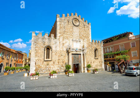 Blick auf San Nicolo die Kathedrale an der Piazza del Duomo in Taormina. Sizilien, Italien Stockfoto