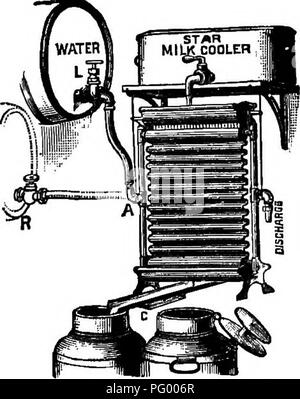 . Milch und ihre Produkte: eine Abhandlung über die Natur und die Eigenschaften der Milch und der Herstellung von Butter und Käse. Molkereiwesen; Milch, Milchprodukte. 138 Milch und Ihre Produkte verstrickt eine beträchtliche Anzahl von Keimen und somit diese Siebe sollten mit großer Sorgfalt gereinigt werden, und sollten häufig erneuert werden. Behandlung nach der Zeichnung.- So bald wie die Milch wird gezeichnet, es sollten rasch auf eine Temperatur knapp unter der umgebenden Atmosphäre gebracht werden. Während es gekühlt es gerührt werden sollte die Creme vorzubeugen, und in Milch, die auf diese Weise gekühlt wurde, Stockfoto