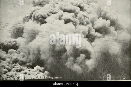 . Der Kuba zu überprüfen. Kuba -- Zeitschriften. 24 DIE KUBA zu überprüfen. Brennende Macchia auf neues Land zur Vorbereitung der Pflanzung. Austrocknung nach unten geschnitten und dann gebrannt. Patches, die nicht verbrannt werden in Haufen aufgeschichtet und reburned, so wie das Land, so viel wie möglich zu löschen. Das Land ist jetzt in der Bedingung für die Anpflanzung und die Felder sind in der Regel in Quadrate von jeweils ca. 20 Morgen gelegt. Grund für die wiederbepflanzung von Pflügen zuerst in einer Richtung bereit ist, und dann Über; manchmal ist es gegeben, eine dritte Pflügen. Das Pflügen ist in der Regel mit Ochsen oder Stiere getan; in der Regel zwei Joch Ochsen sind u Stockfoto