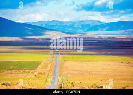 Die Autobahn kreuzt Patagonien und führt zu den Gipfeln der Berge, Chile. Kopieren Sie Platz für Text Stockfoto