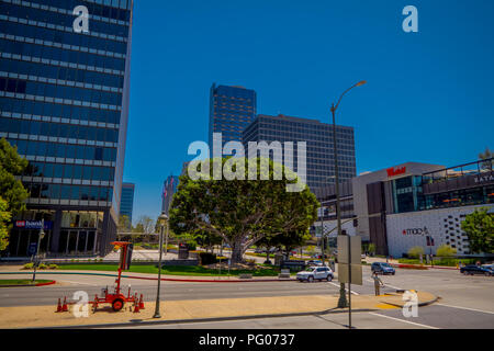 Los Angeles, Kalifornien, USA, Juni, 15, 2018: Im Freien von Autos in eine Autobahn Umgebung des riesigen Gebäuden in einem traumhaft schönen Tag mit blauem Himmel in Los Angeles Downtown Stockfoto