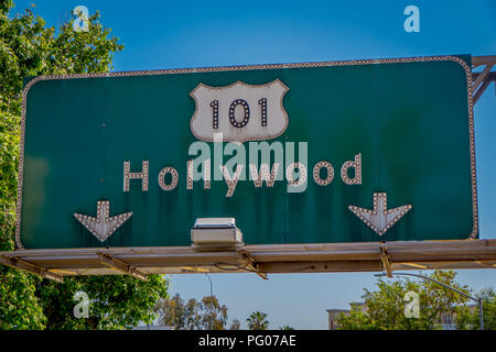 Los Angeles, Kalifornien, USA, August, 20, 2018: Im freien Blick auf informative Zeichen des Hollywood Boulevard mit Palmen in Los Angeles, Kalifornien Stockfoto