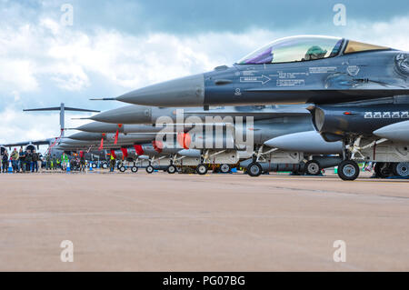 Line-up von General Dynamics Lockheed Martin F-16 Fighting Falcon Jagdjets bei der Royal International Air Tattoo RIAT RAF Fairford, UK Stockfoto