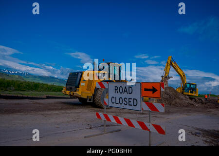 YELLOWSTONE NATIONAL PARK, Wyoming, USA - Juni 07, 2018: Informative Zeichen der Straße mit Anlagen in eine Baustelle im Yellowstone National Park geparkt geschlossen Stockfoto