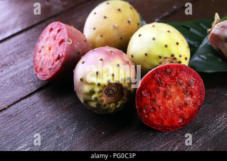 Früchte des Feigenkaktus Kaktus auf einem rustikalen Tisch Stockfoto