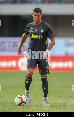 Verona, Italien. 18 Aug, 2018. Bentegodi Stadion, Verona, Italien - 18.08.2018 Cristiano Ronaldo von Juvemtus während seiner ersten Serie ein Fußballspiel. Quelle: Giampiero Sposito/Pacific Press Credit: Giampiero Sposito/Pacific Press/Alamy leben Nachrichten Stockfoto