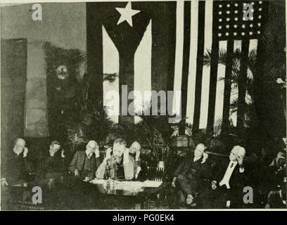 . Der Kuba zu überprüfen. 1 (5 v v n A li e r11: iv. Pli (itoitraiif) l> y AnuTlcan Foto Co. Präsident MENOCAL sprechen von Havanna nach Präsident Harding die beiden Präsidenten und andere Regierungsbeamte, sprach über die Erste Internationale undersea Telefon für mehr als eine Stunde am 11. April. Von links nach risht: Dr. Rafael Montoro, Sekretärin Präsident Menocal; G" n. Atrramonte eutrenio Sanchez: Oberst Charles Hernandez; Präsident Mario G. Menocal; Gen. Enoch Crowder: Herr Herman Behn, des Atlantiks Telefon&amp; Telegraph Co.: Dr. Pablo Desvernir -.-. S. &Lt;-.-.- tary von Kuba; Herr Stockfoto