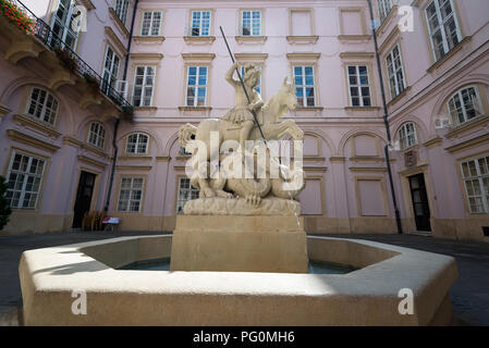 BRATISLAVA, SLOWAKEI - 21. AUGUST 2018: Brunnen des Heiligen Georg und der Drache im Primas Schlosshof. Palace war von 1778 bis 1781 gebaut. Heute ist Stockfoto