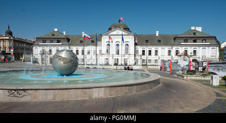 BRATISLAVA, SLOWAKEI - 21. AUGUST 2018: Das Palais Grassalkovich Präsidentenpalast und Brunnen der Jugend von Bildhauer Tibor Bartfay. Bratislava ist die Hauptstadt Stockfoto