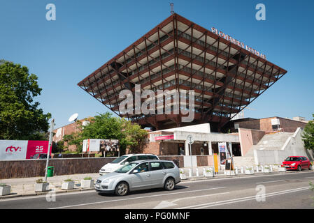 BRATISLAVA, SLOWAKEI - 21. AUGUST 2018: Slovak Radio (Slovensky rozhlas) Gebäude wie eine umgekehrte Pyramide in der Hauptstadt der Slowakei geprägt Stockfoto